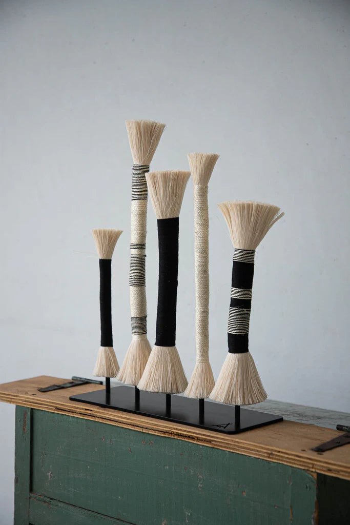 Apóstoles Stand - Black/White by Caralarga at White Label Project