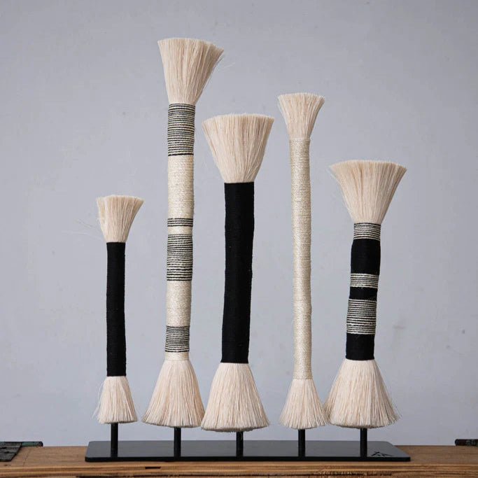 Apóstoles Stand - Black/White by Caralarga at White Label Project