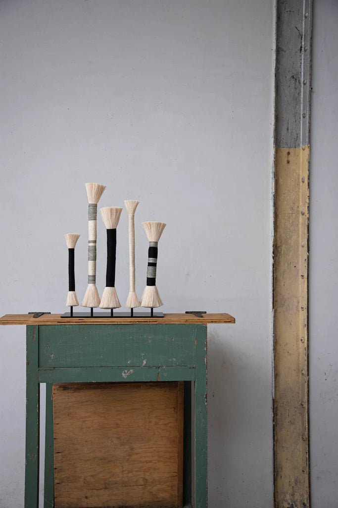 Apóstoles Stand - Black/White by Caralarga at White Label Project