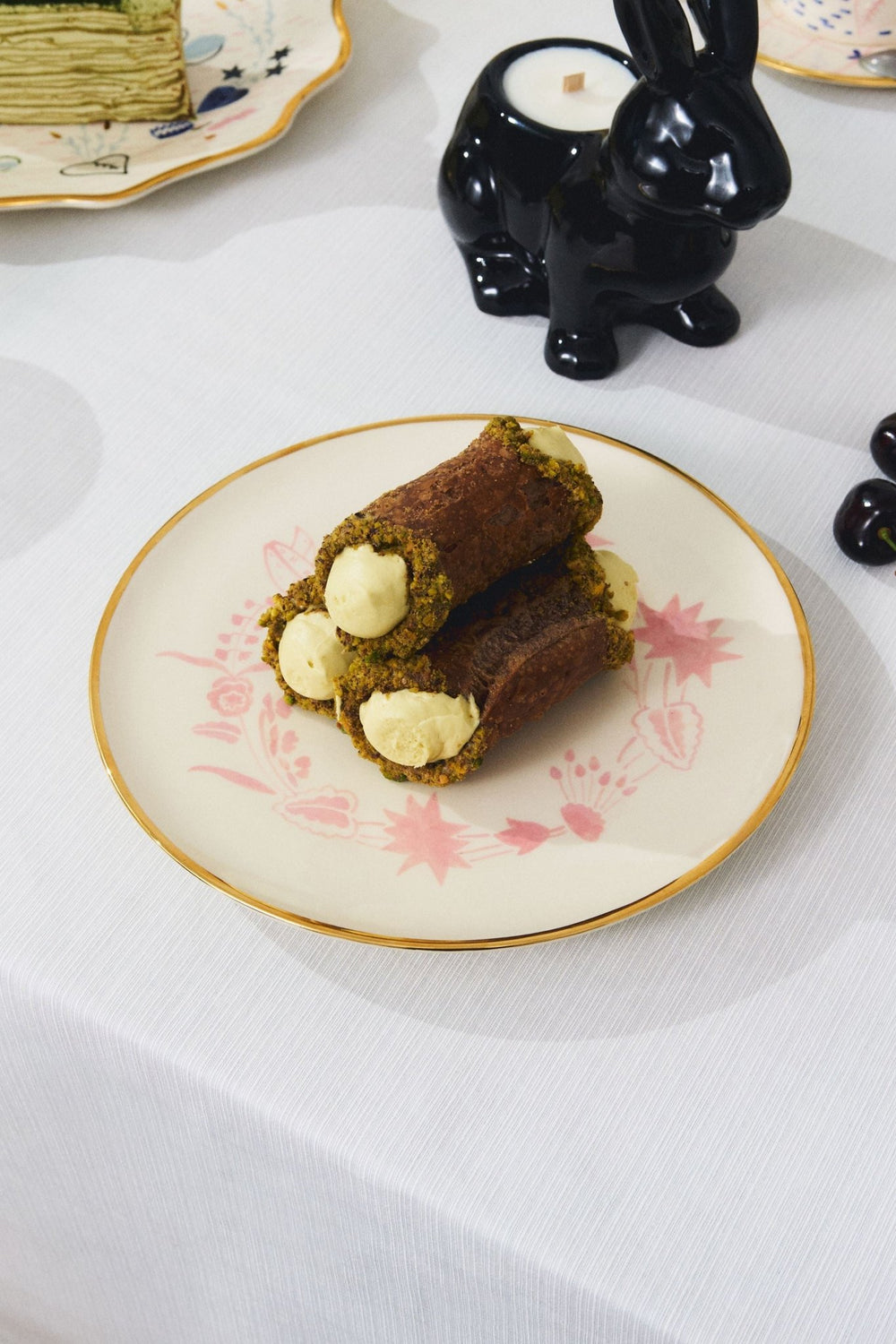 Naïve Wreath Plate by Gunia Project at White Label Project